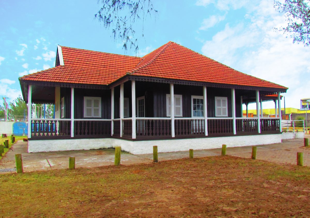 Memória do surf em Torres, em um chalé histórico junto à Praia dos Molhes.