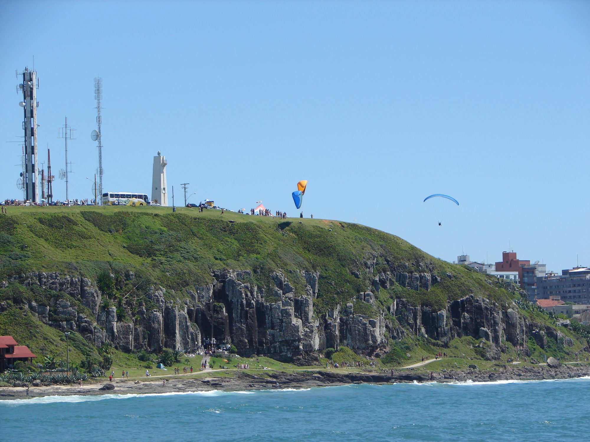 Um mirante natural para ver praias, falésias, Ilha dos Lobos e o desenho urbano de Torres.