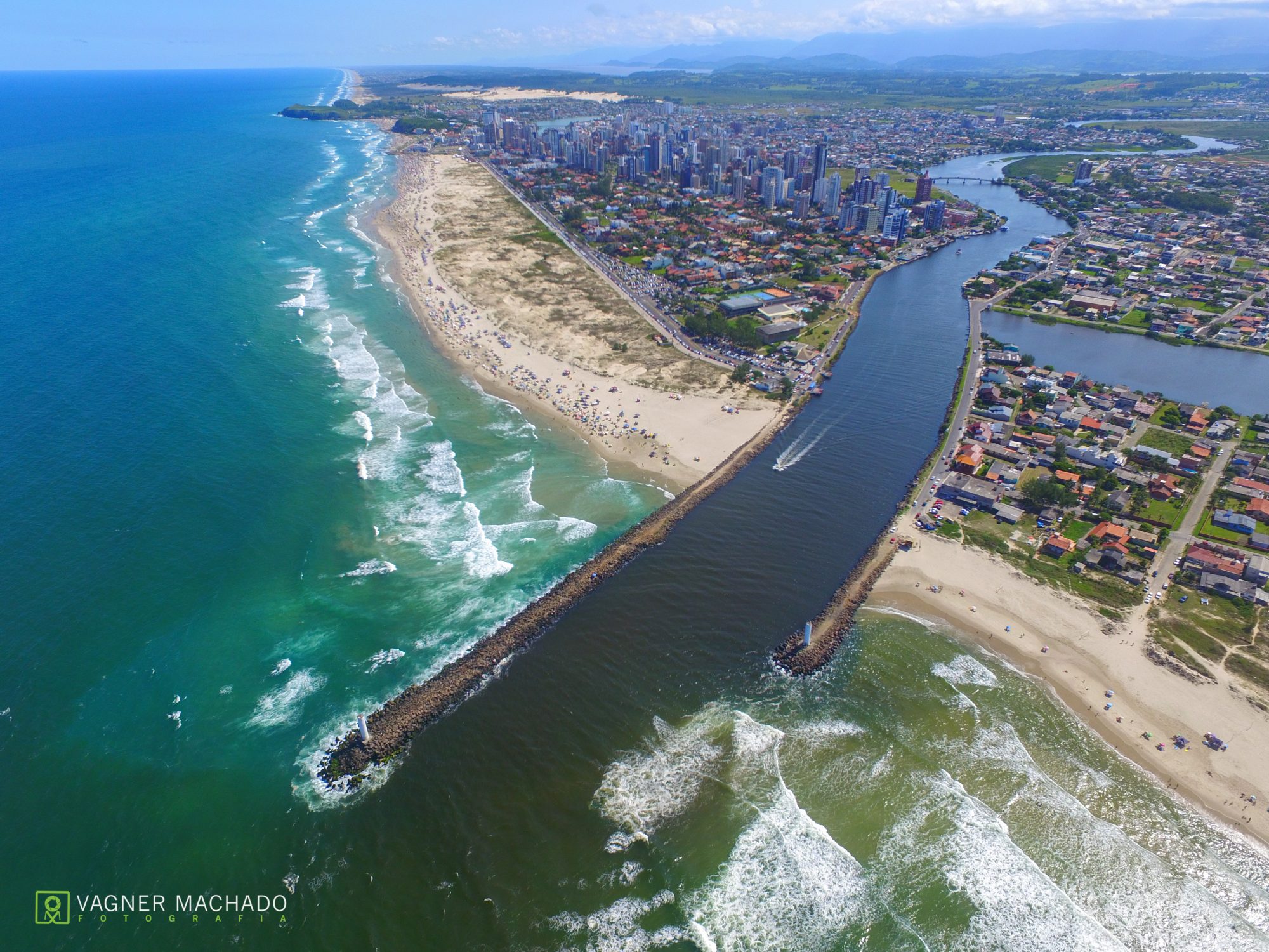 O rio que marca a divisa, organiza a foz e revela outro ritmo de Torres.