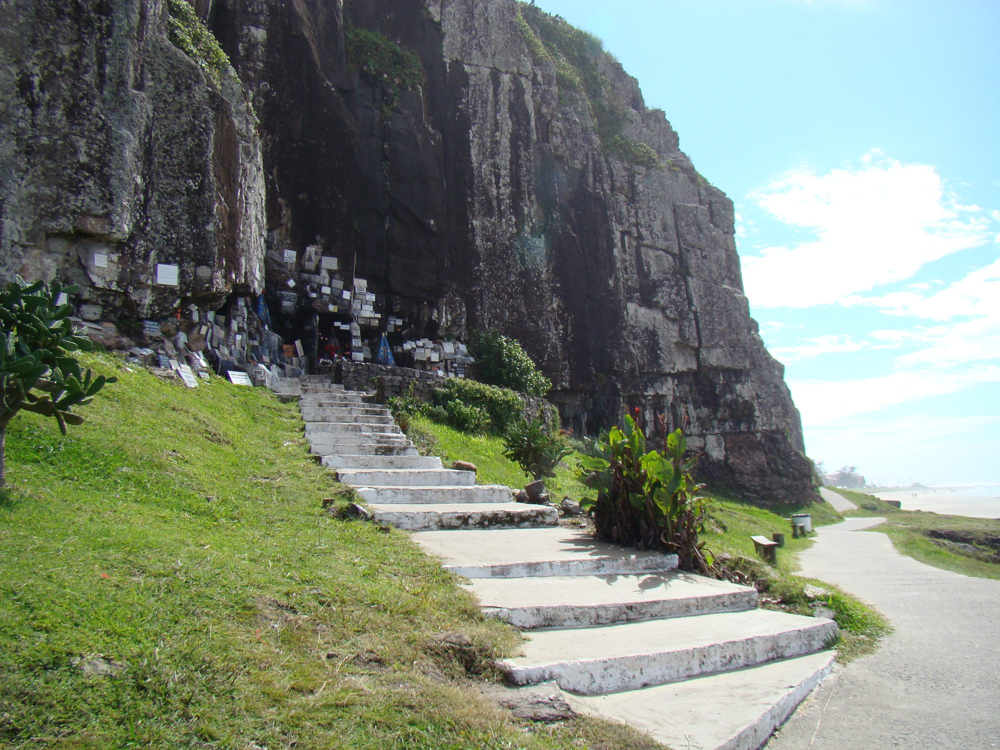 Um pequeno lugar de devoção entre rochas, mar e o caminho entre a Prainha e a Praia da Cal.