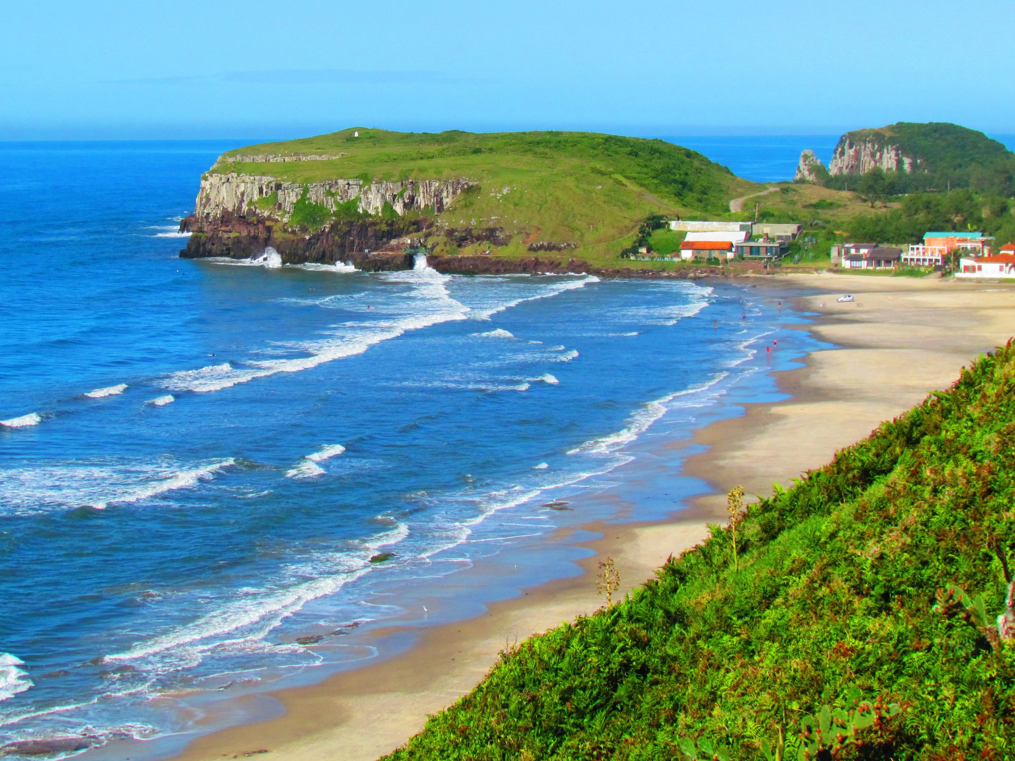 Uma praia de identidade forte, entre o Morro do Farol e o Morro das Furnas.