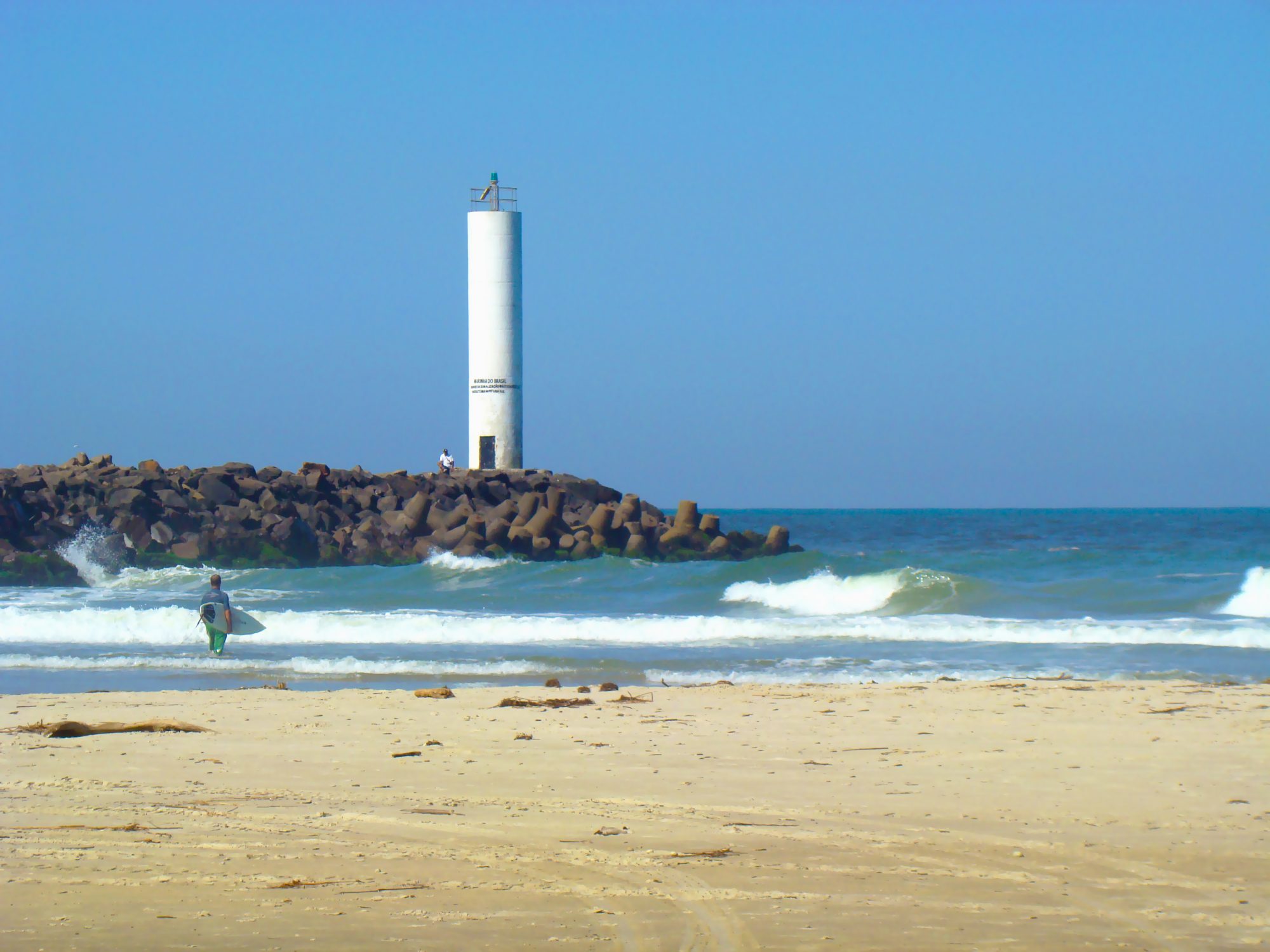 Surf, farol, rio e mar em uma das praias mais dinâmicas de Torres.