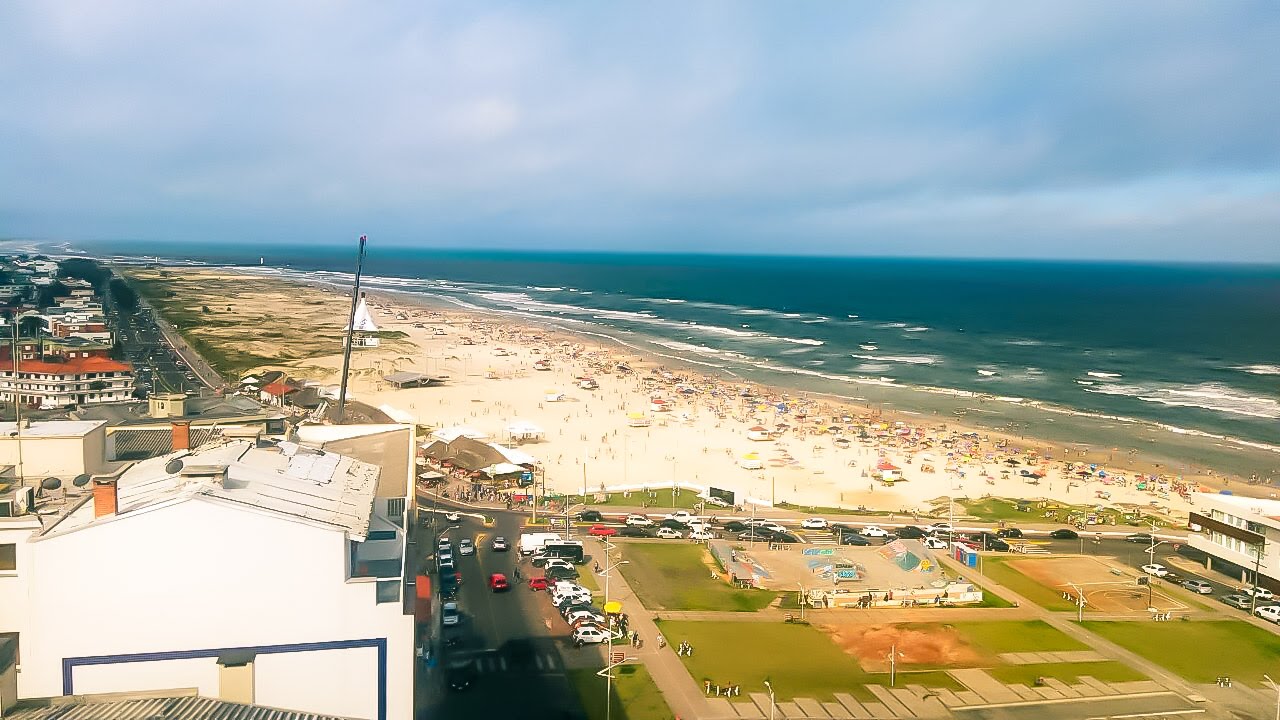 A praia urbana mais movimentada de Torres, com orla, eventos e vida de verão.