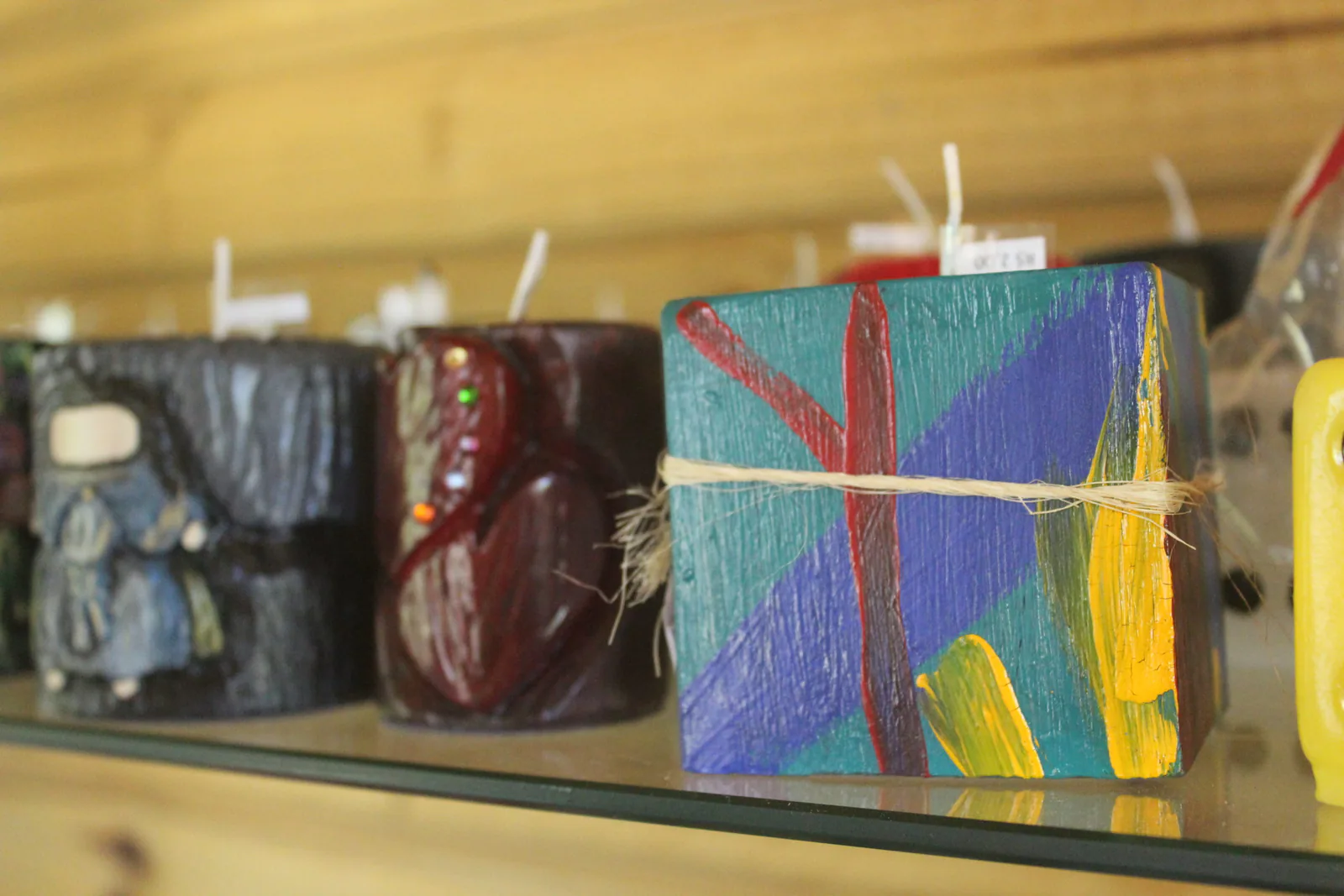 Velas artesanais coloridas produzidas no Sítio Jerivá