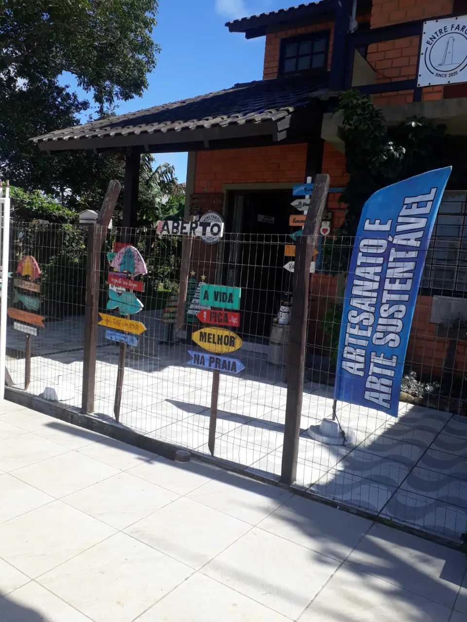 Fachada do ateliê Entre Faróis