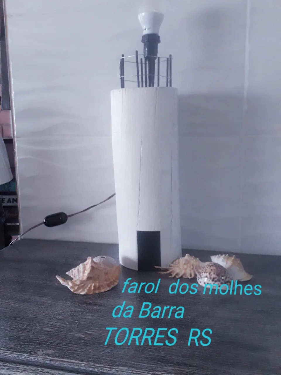 Peça artesanal inspirada no farol dos Molhes da Barra