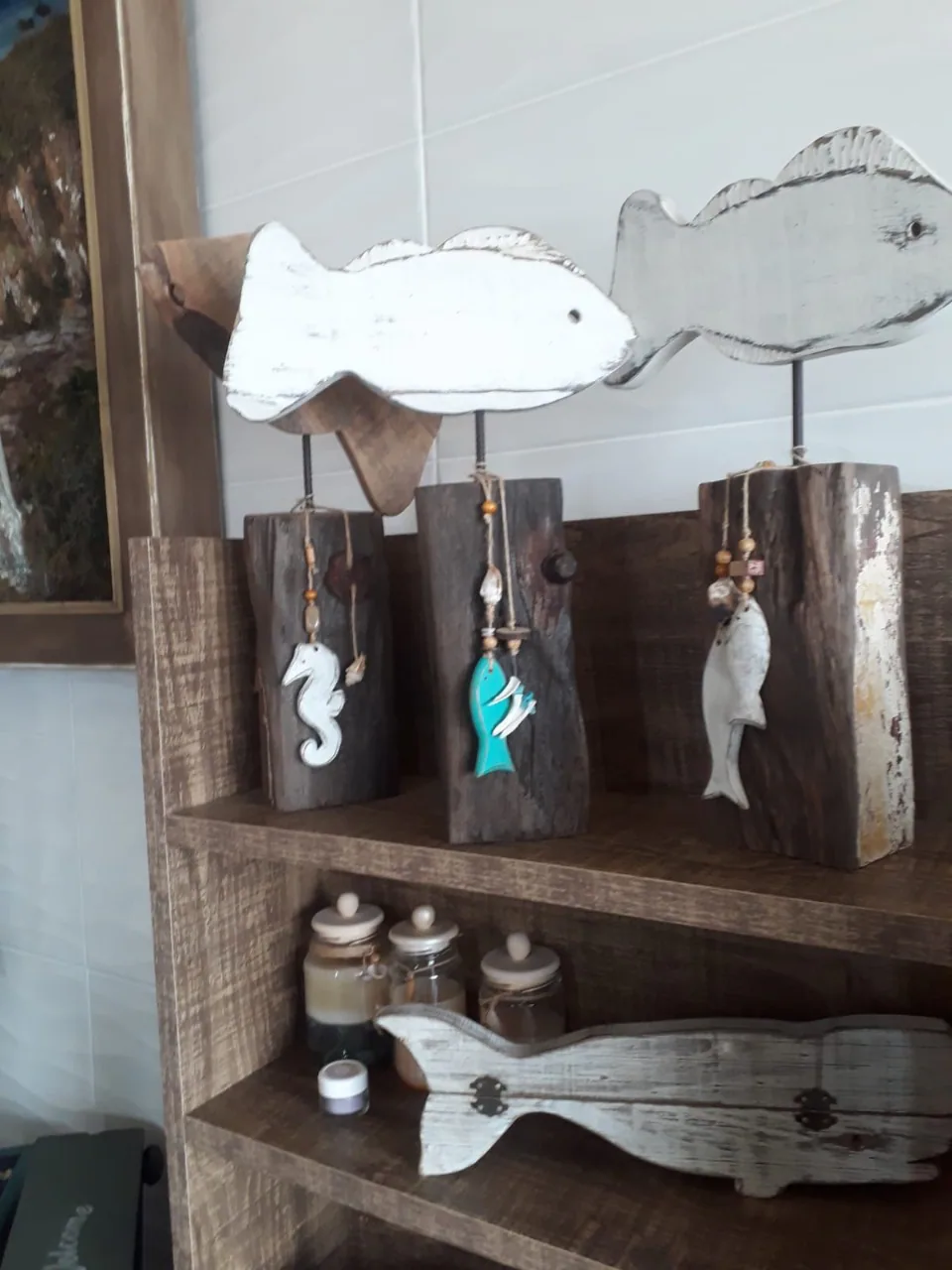 Peixes e outras peças decorativas de madeira no Entre Faróis