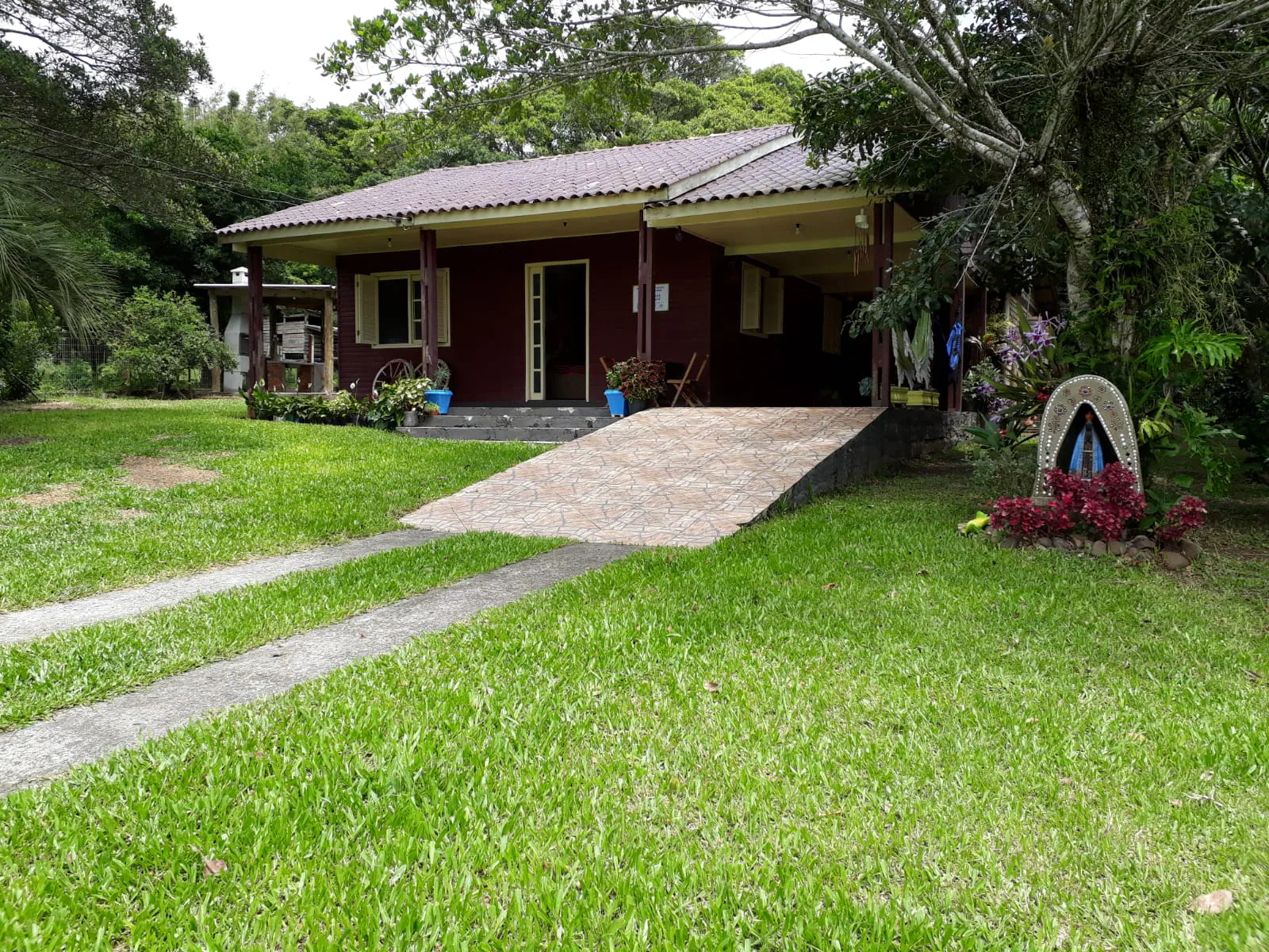 Casa de campo do Sítio Menezes com jardim