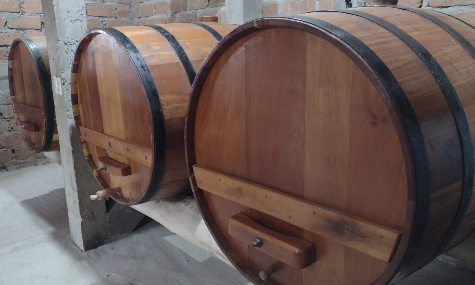 Barris de madeira da Cachaçaria Engenho Nobre