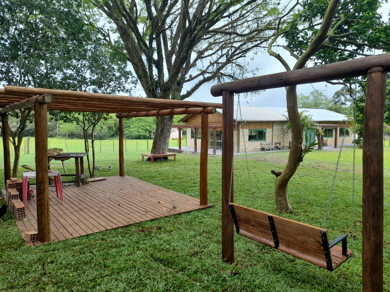 Pergolado, deque e balanço no Sítio das Curicacas