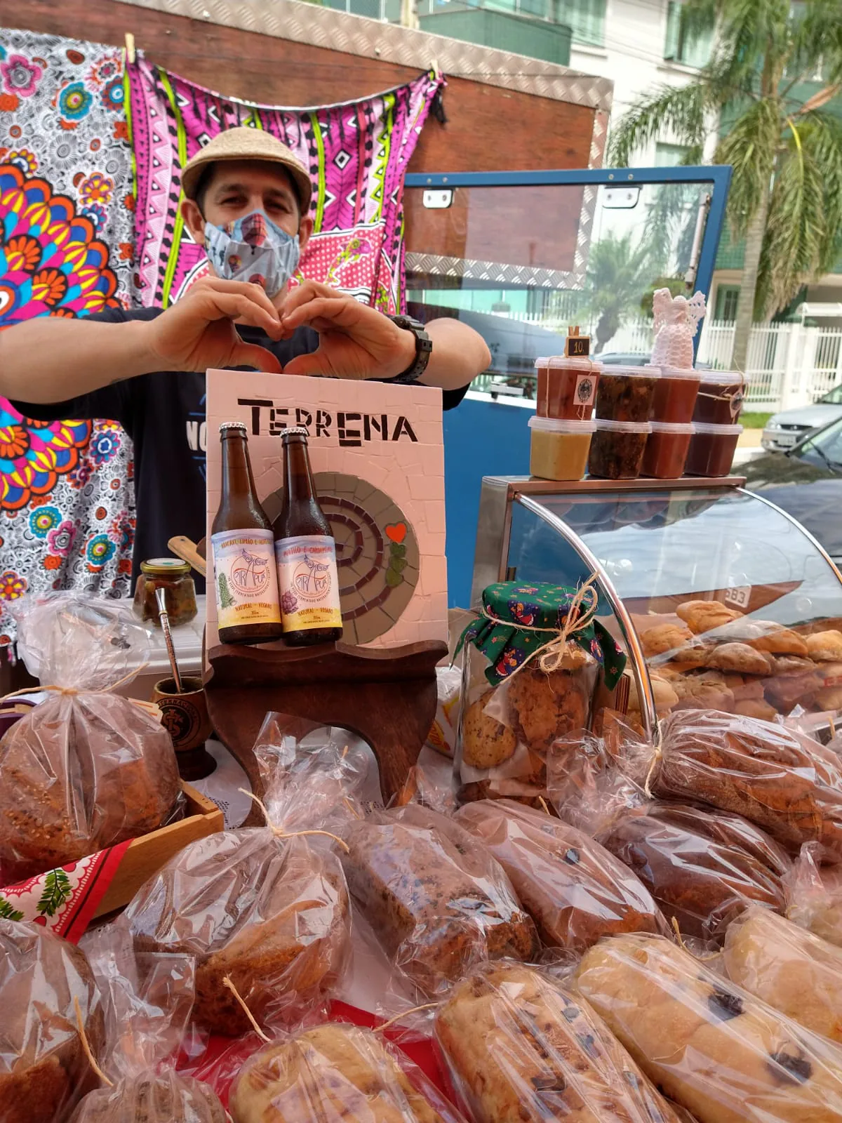 Produtos da Terra Padaria Artesanal expostos em uma feira