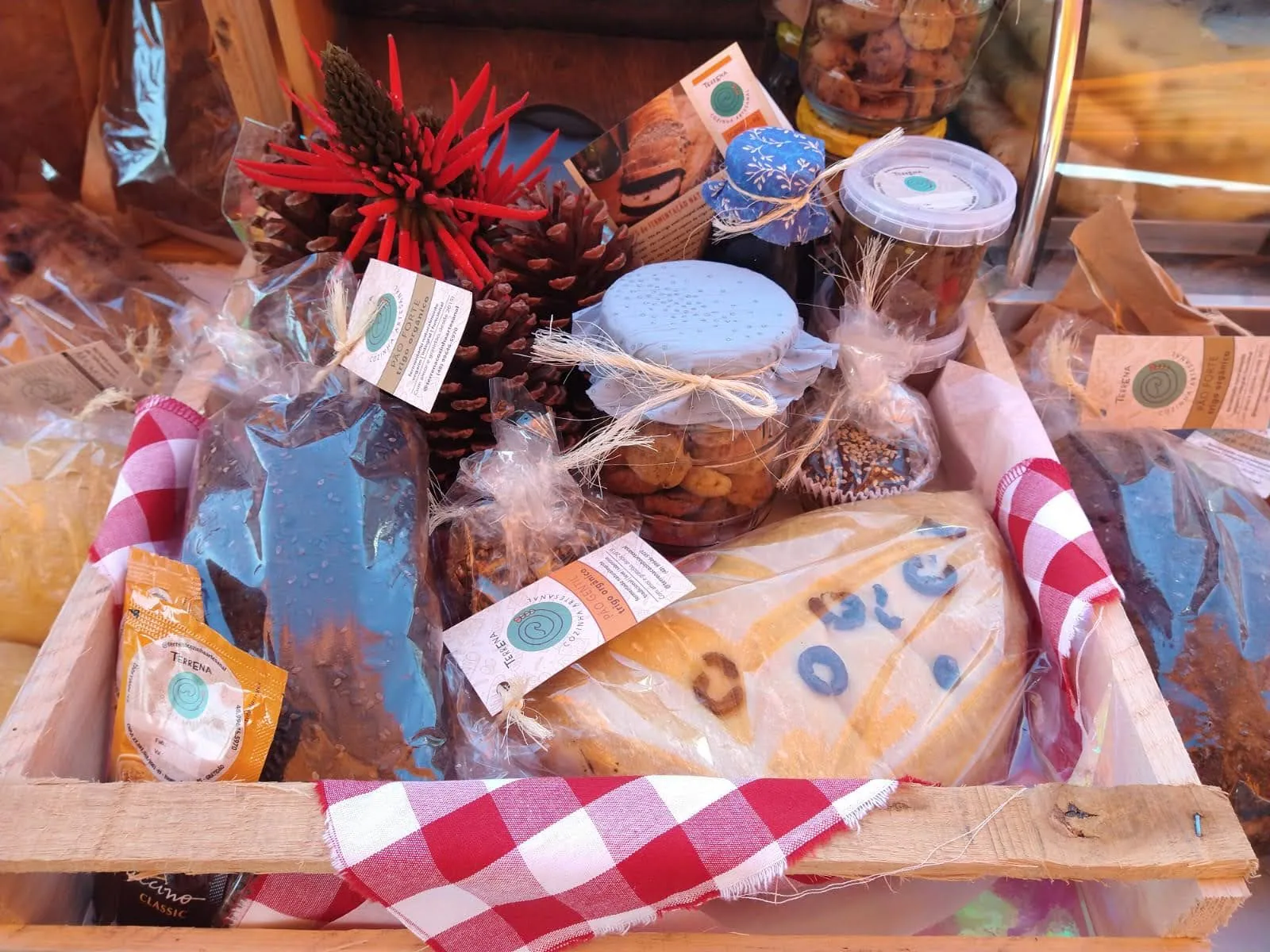 Cesta com pães e outros produtos da Terra Padaria Artesanal