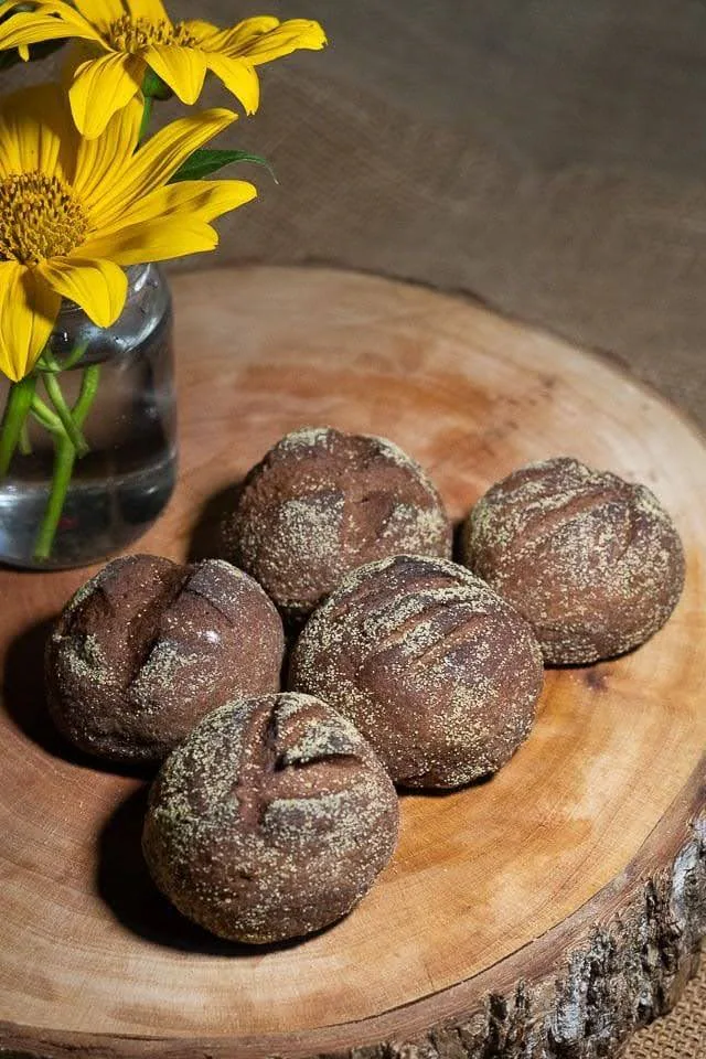 Pães rústicos sobre uma tábua de madeira