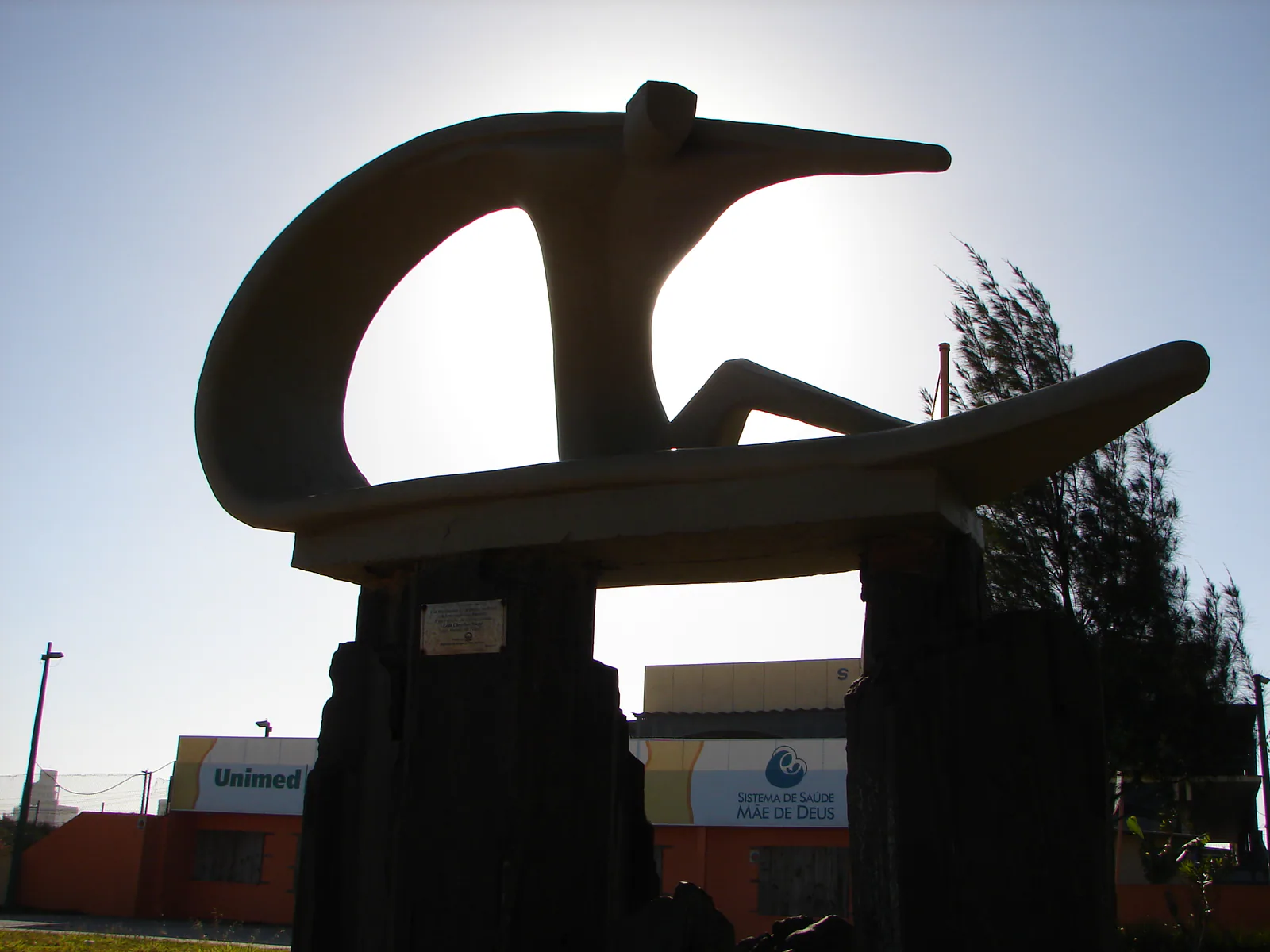Monumento ao Surfista fotografado em contraluz