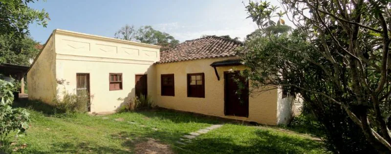 Vista completa da fachada amarela da Casa nº 1