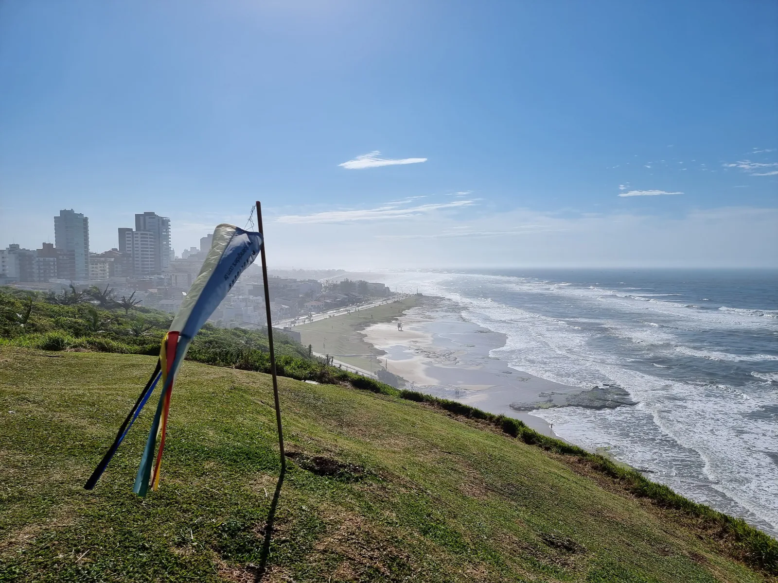 Manga de viento en el Morro do Farol, con vista a Prainha y al mar