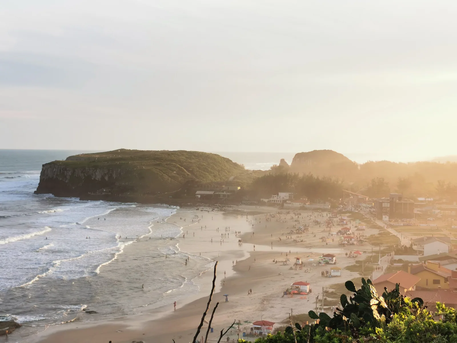Vista elevada de Praia da Cal, con la franja de arena, el mar y los acantilados
