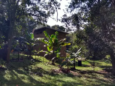 Agroecologia e hospedagem em uma casa de campo cercada de mata nativa.