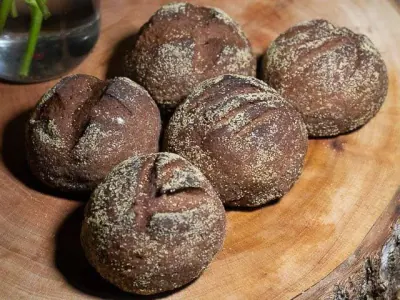 Pães de fermentação natural e produção artesanal com opções vegetarianas e veganas.