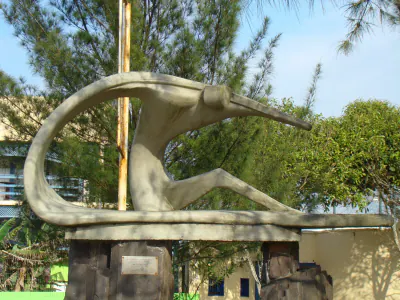 La escultura O Tubo homenajea el surf de Torres, junto a la SAPT y al Chalé Memorial do Surf.
