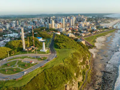 Mirante urbano sobre a Torre Norte, com vista para praias, cidade, falésias e Ilha dos Lobos.
