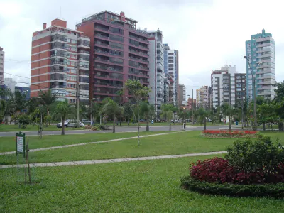 Quatro quadras de jardins, palmeiras e caminhos formam um espaço de passeio e convivência perto do Centro e da Praia Grande.