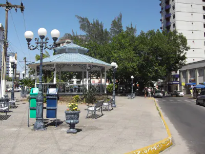 Coreto, árvores e bancos convidam a uma pausa no Centro de Torres, em uma praça que também recebe atividades culturais.