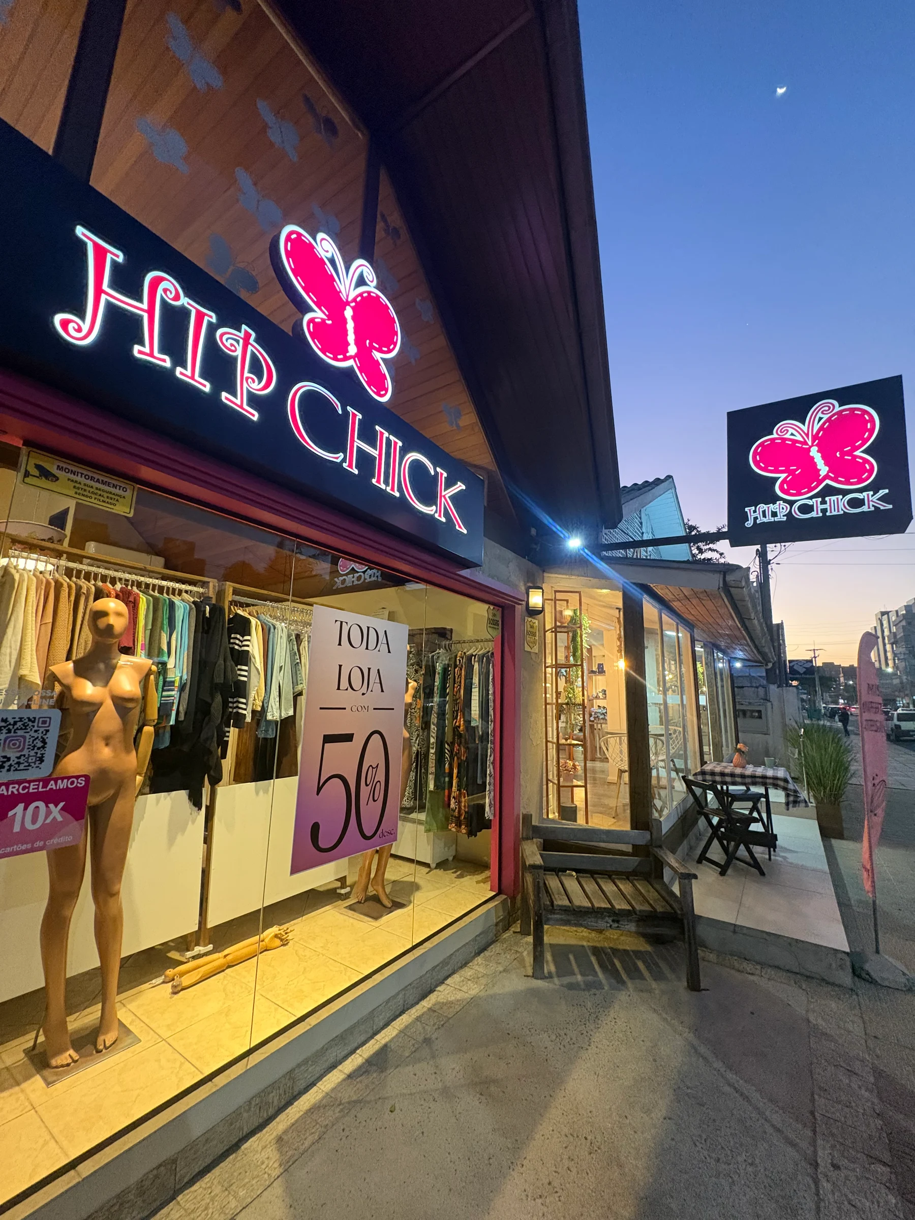 Vitrine da Hip Chick vista pela calçada