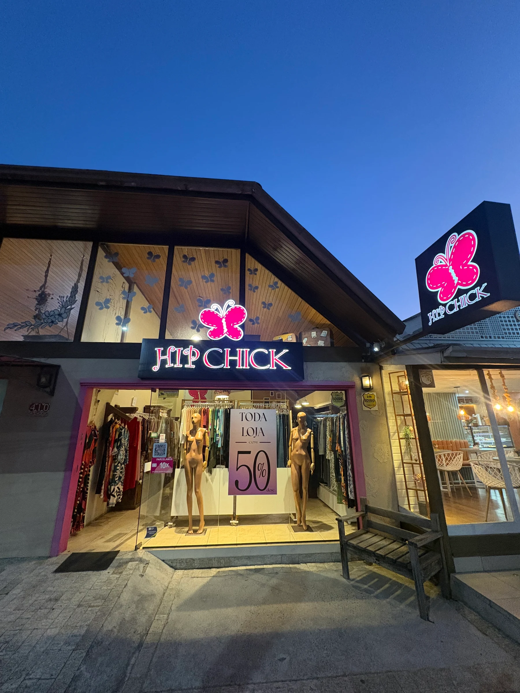 Fachada e entrada da Hip Chick ao entardecer
