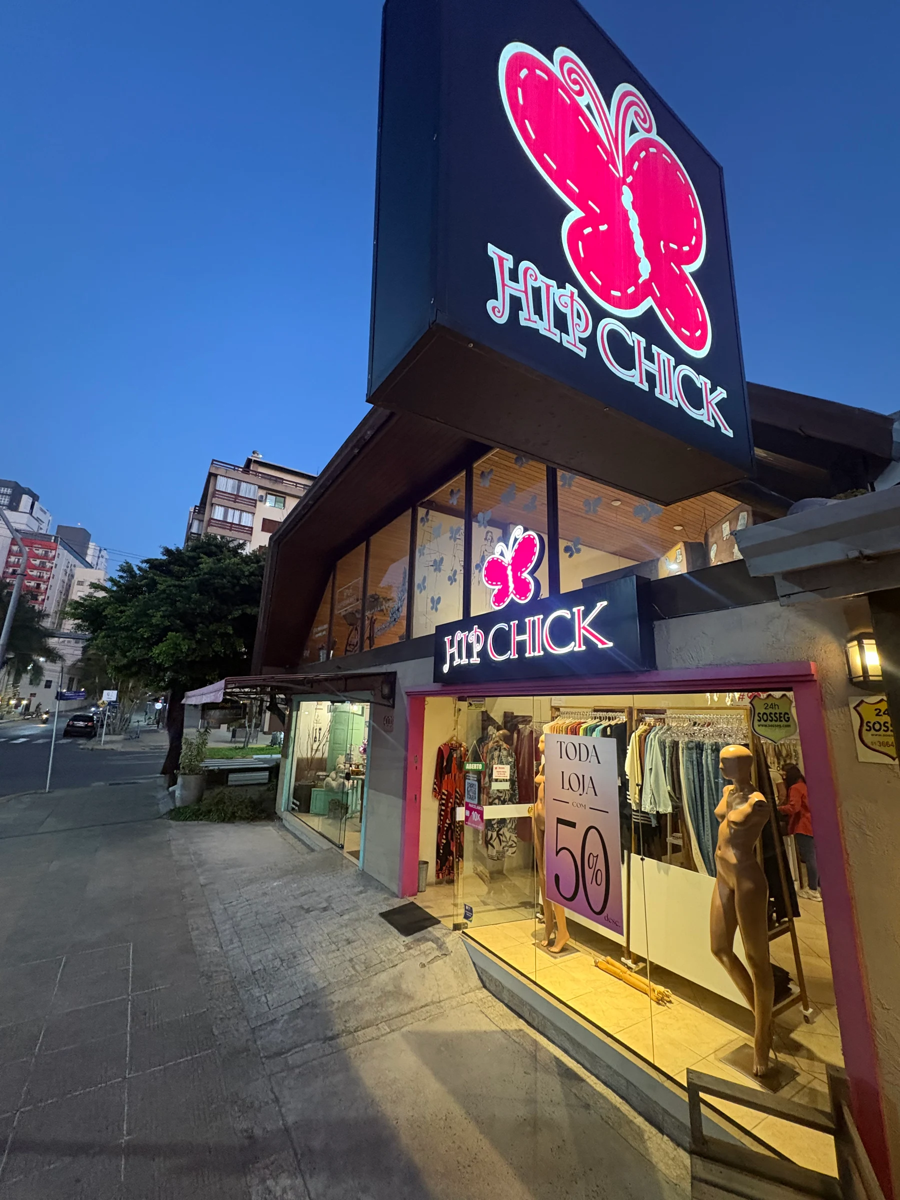 Vista lateral da fachada e do letreiro da Hip Chick