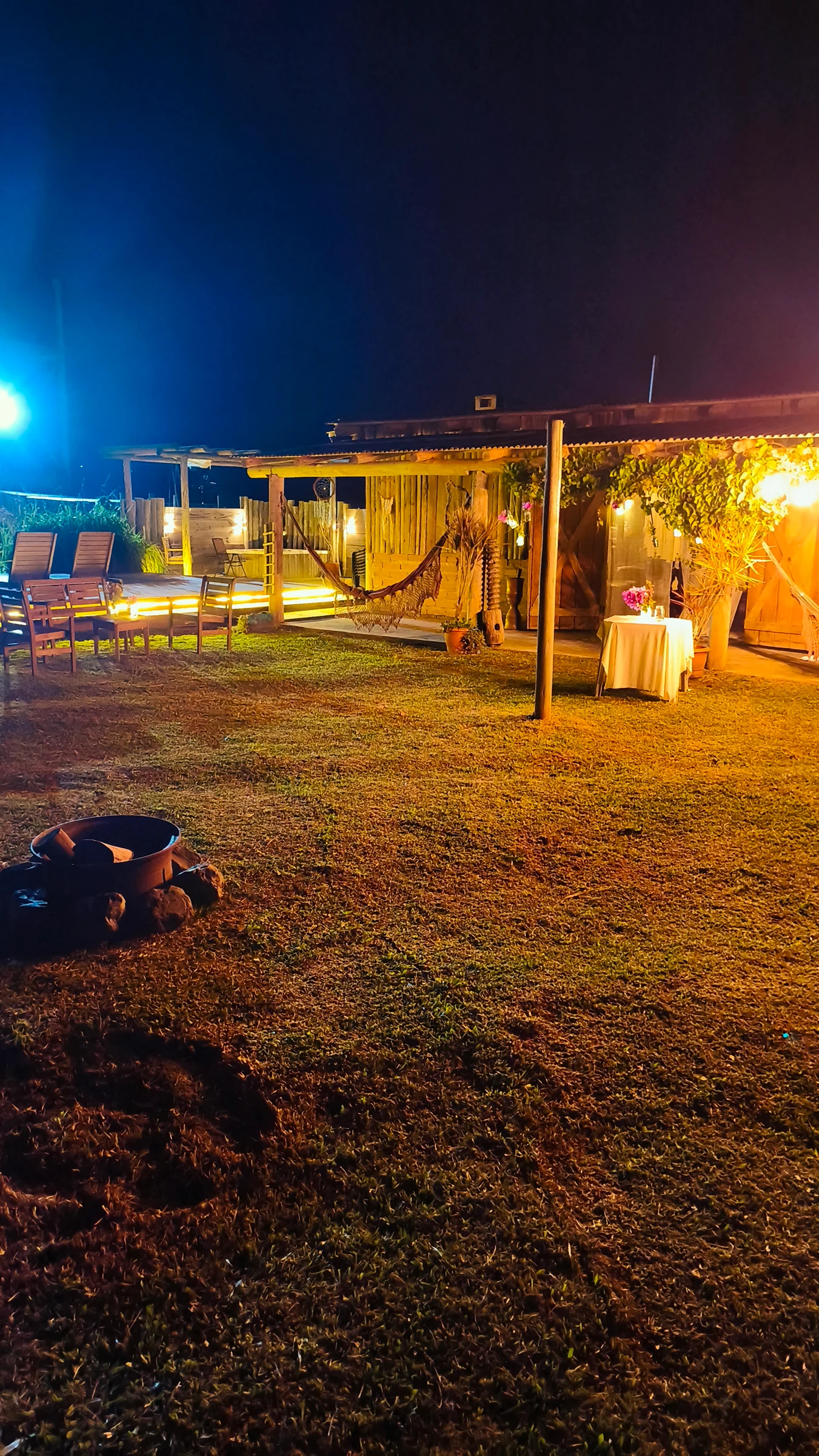 Área externa do sítio à noite