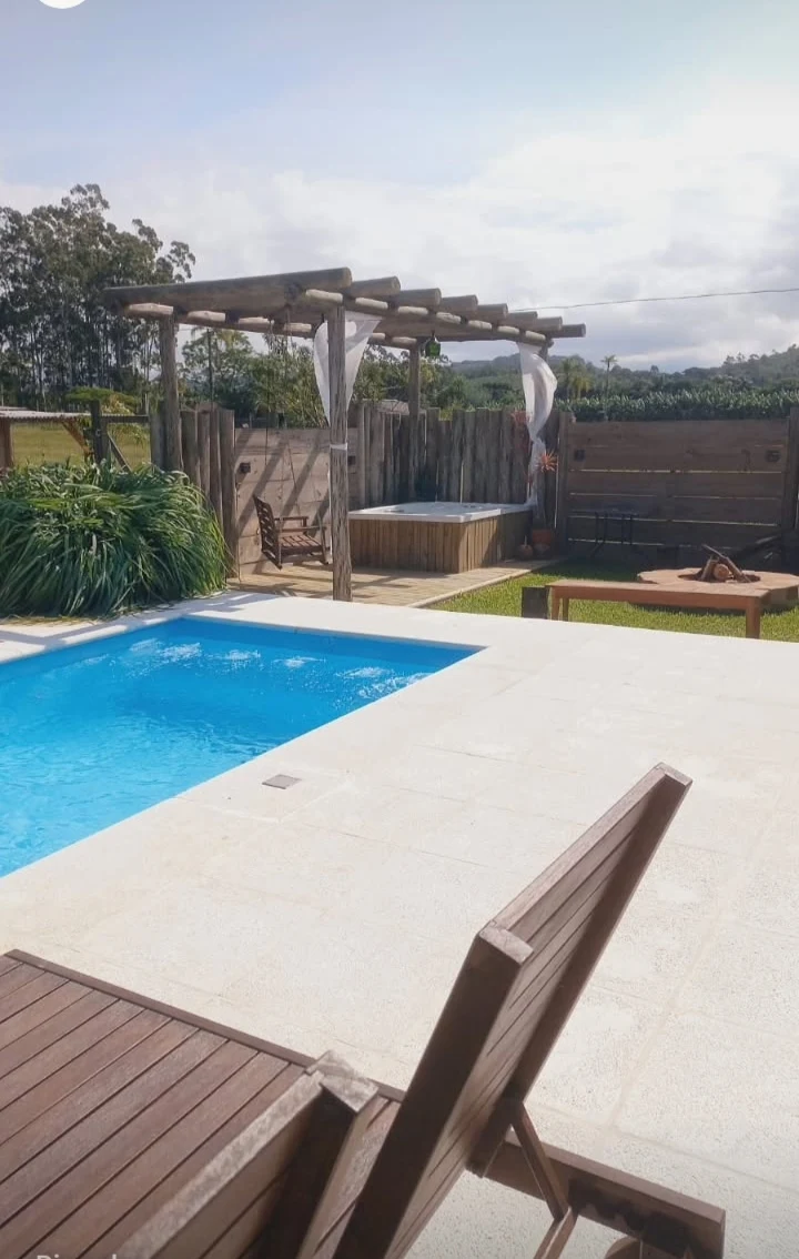 Piscina e área de lazer do Sítio Kamadeva