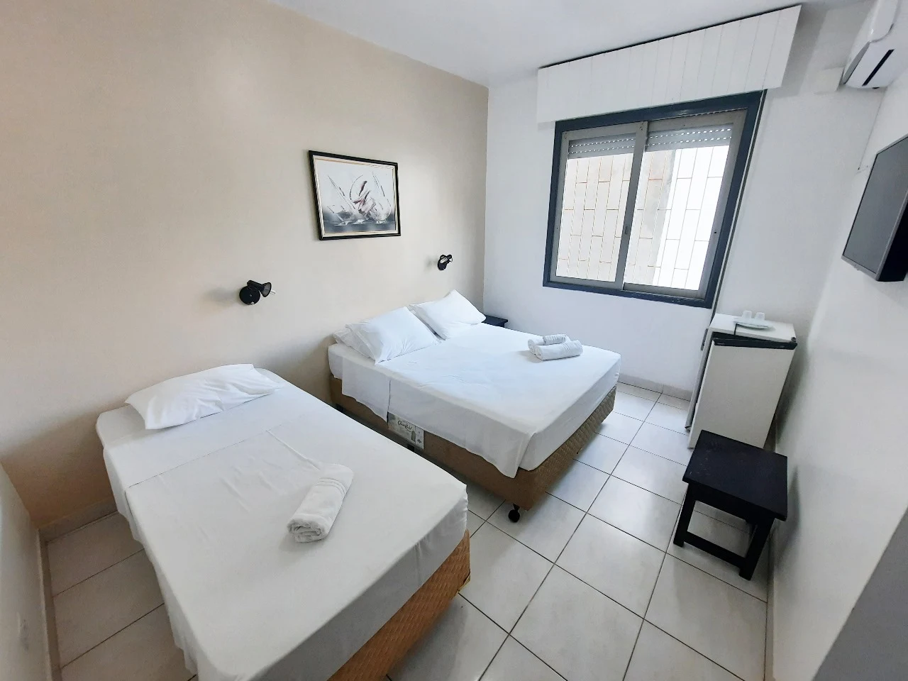 Habitación con una cama doble y una cama individual