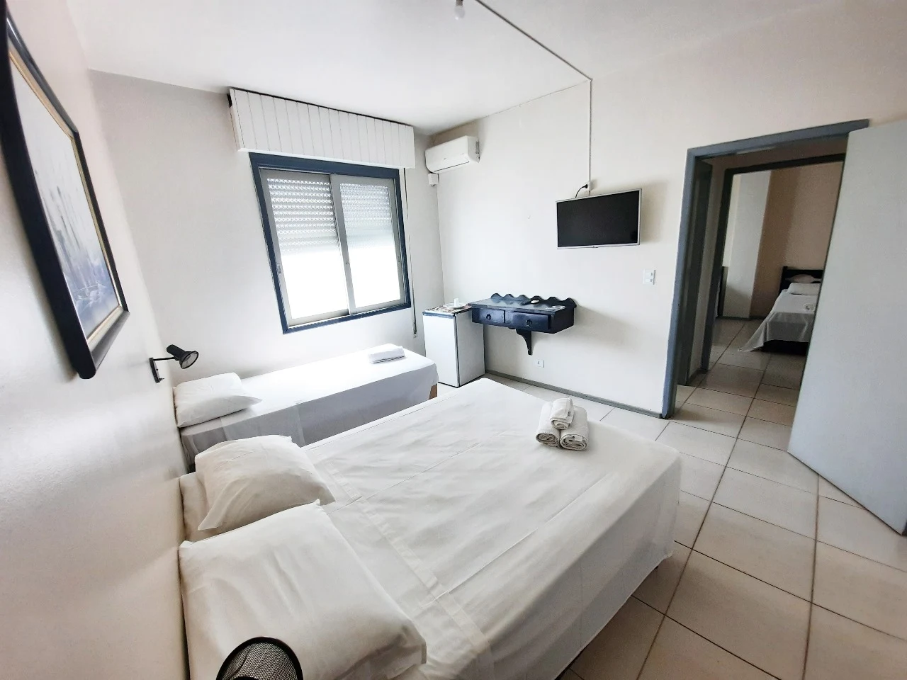 Habitación comunicada con camas dobles e individuales