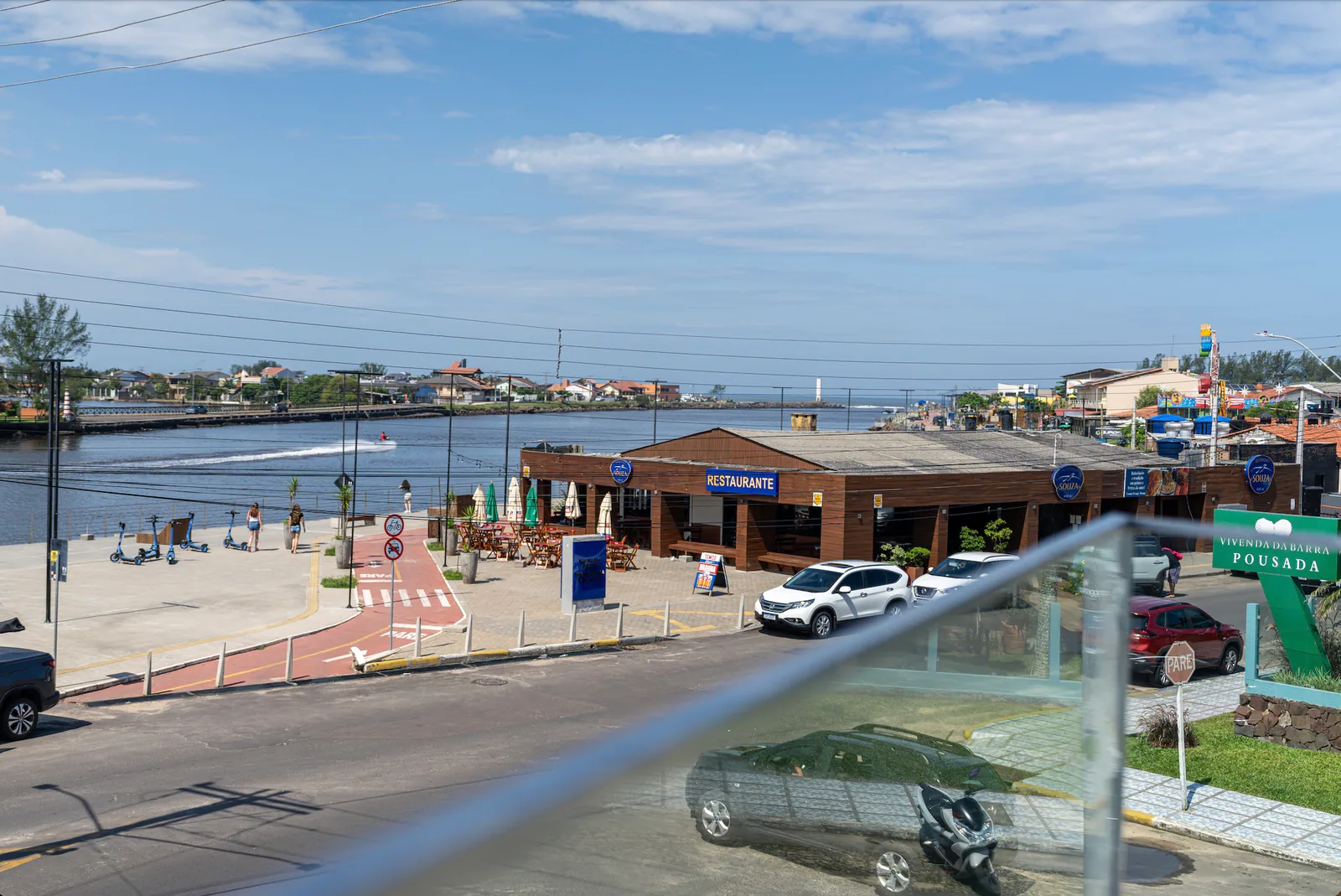 Terraço com vista para o rio, o mar e o farol